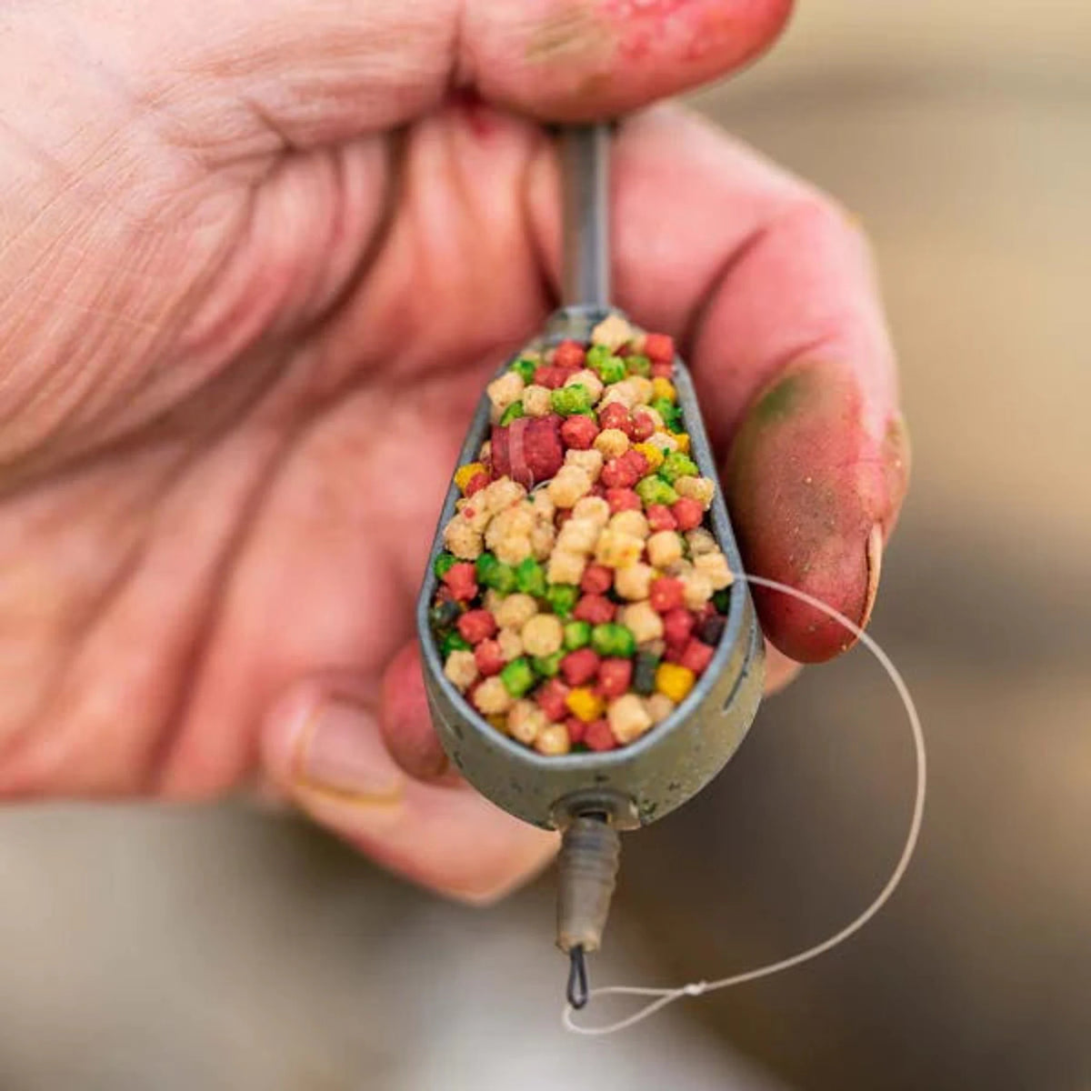 Gekleurde pellets met Fjuka Sensate Bait Dye in een voerkorf