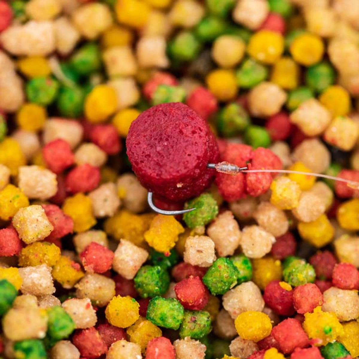 Rood haakaas gekleurd met Fjuka Sensate Bait Dye