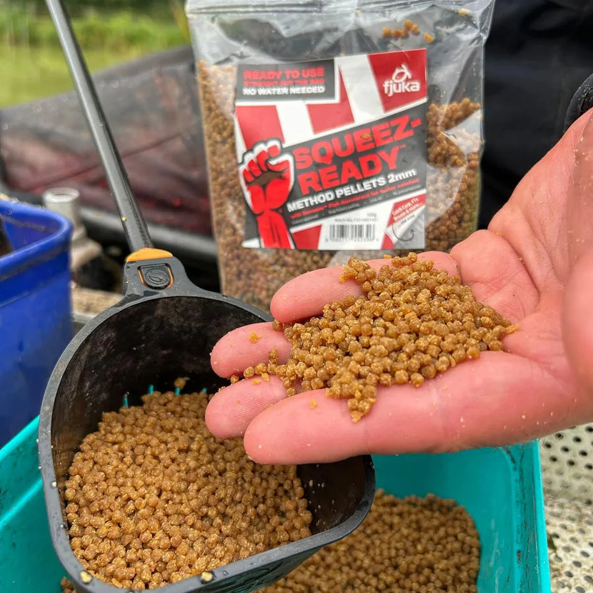 Fjuka Squeez-Ready Method Pellets klaargemaakt aan de waterkant