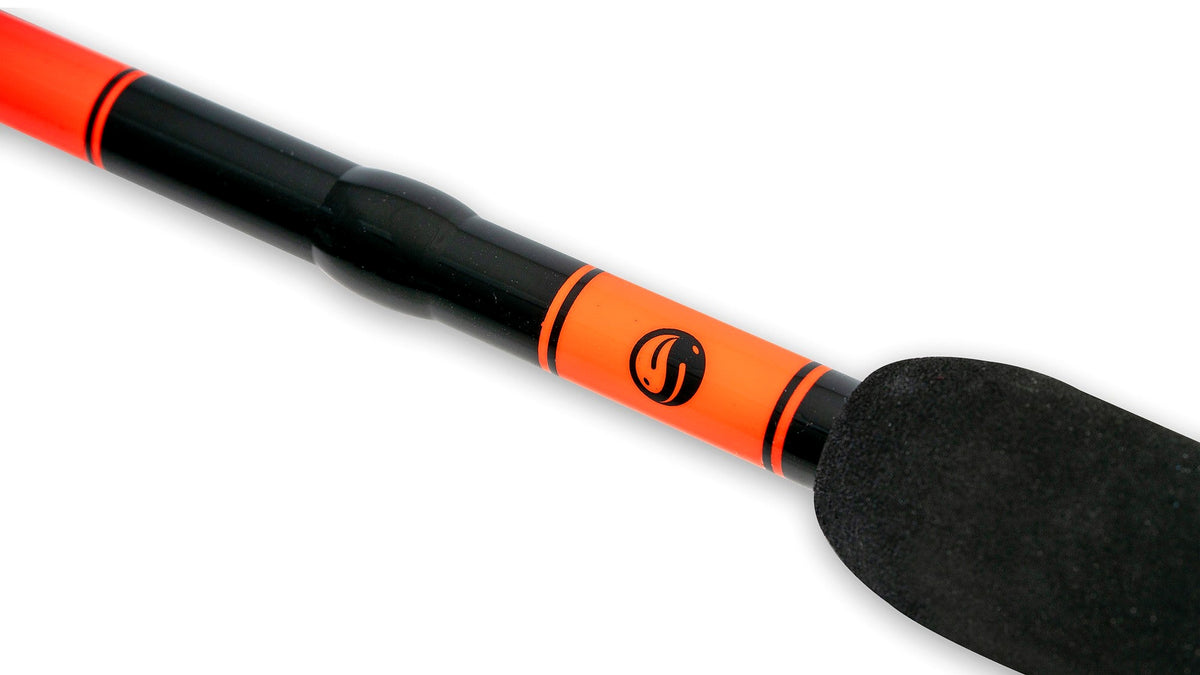 Guru 10' Float Rod And Reel Combo – detail van de blank met Guru-logo en schuimhandgreep