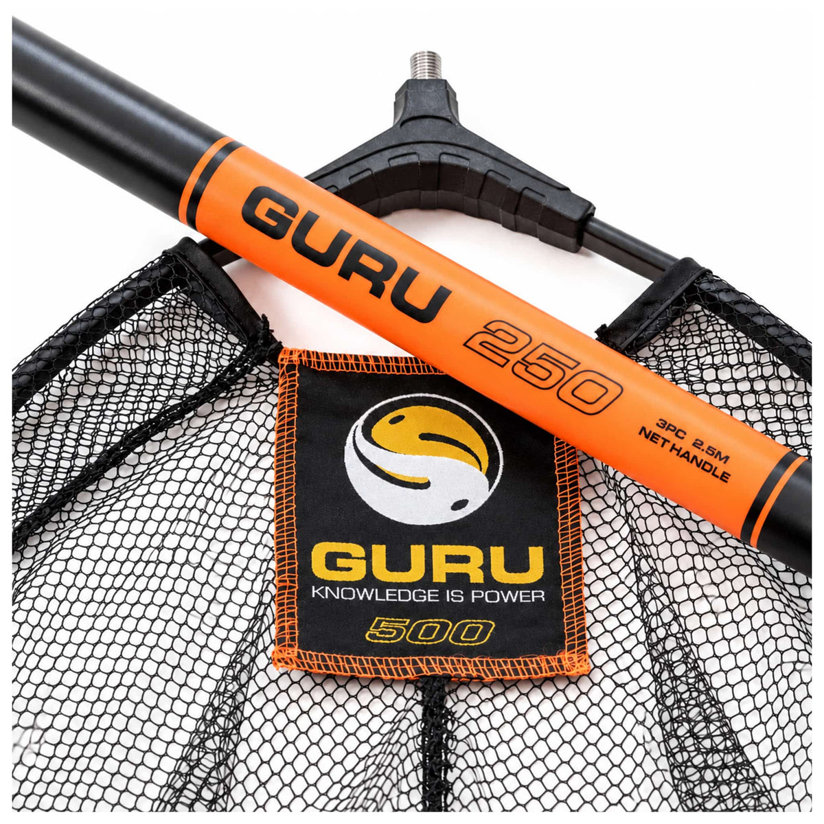 Detail van een Guru schepnet met oranje steel, zwart net en productlabel