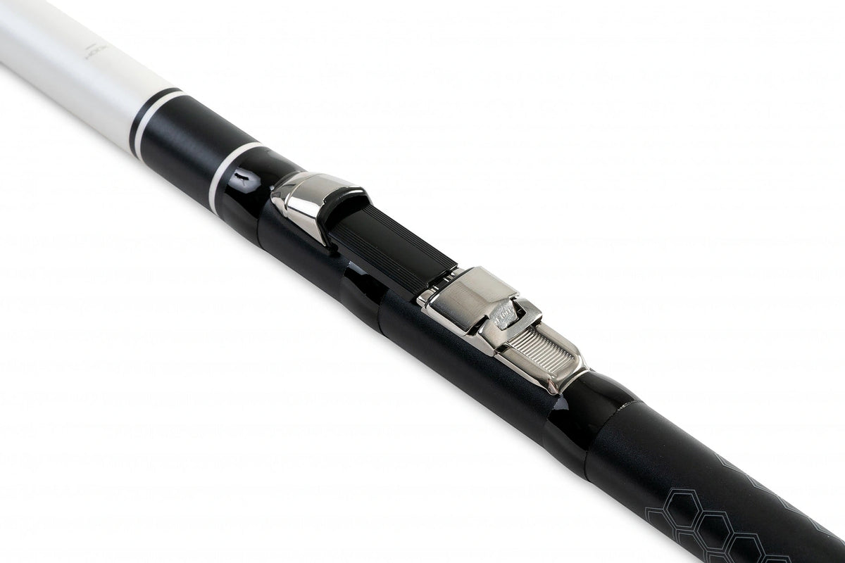 Guru Aventus Zero 600 Bolo detail van de metalen klemmolenhouder op de zwarte en witte blank