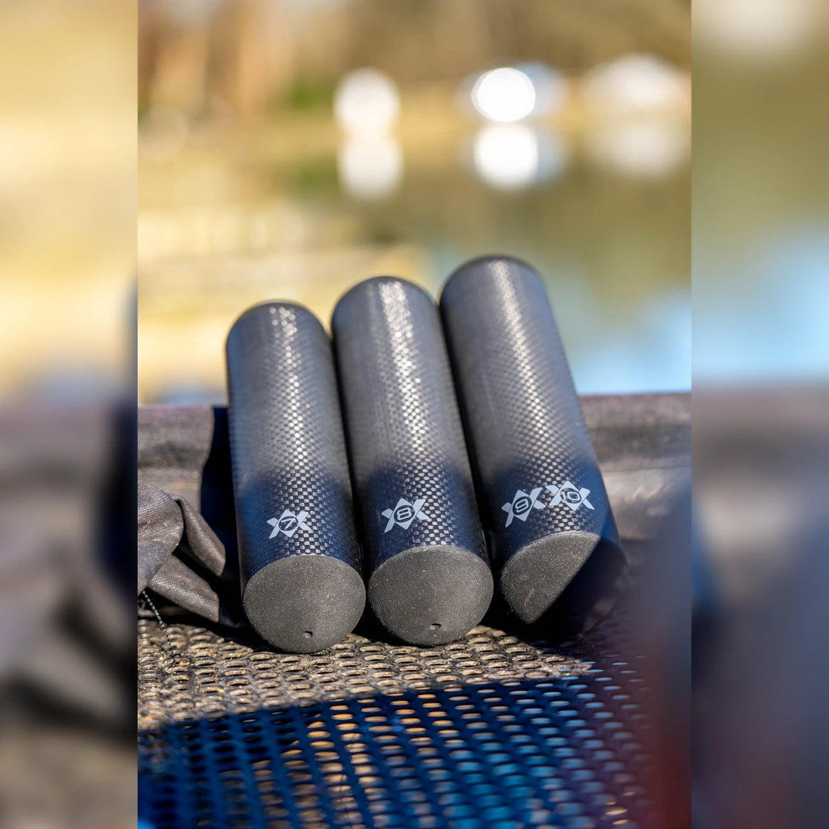 Guru Carbon Pole Protector – de drie carbon protectors op de aastafel met originele deelmarkeringen