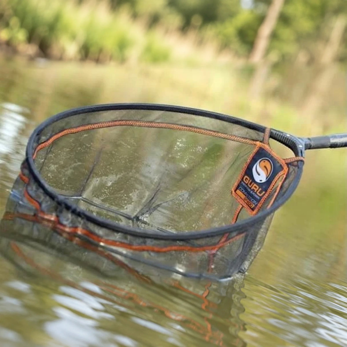 Guru Competition Landing Net met fijnmazig net in het water
