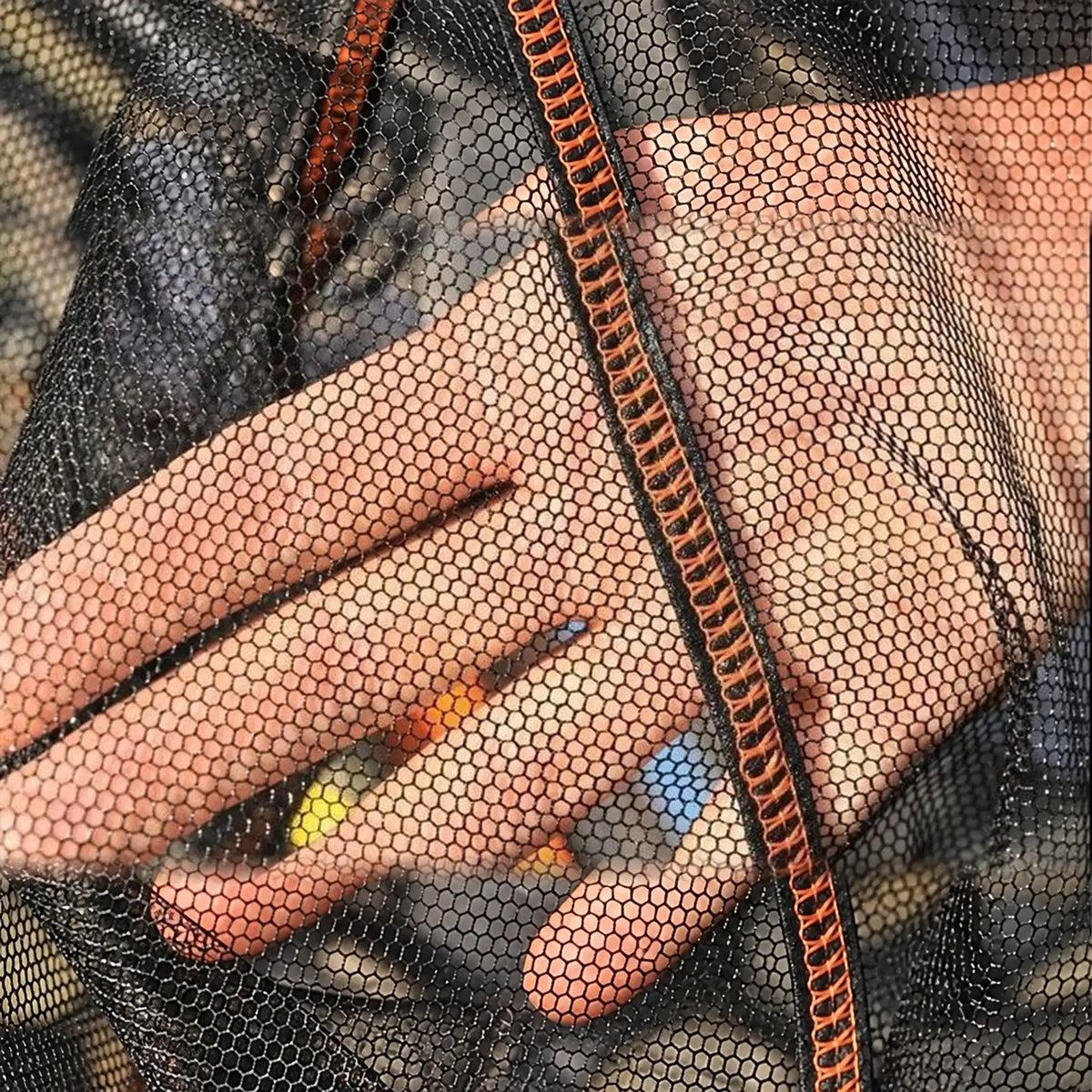Fijnmazige mesh en oranje versteviging van Guru Competition Landing Net