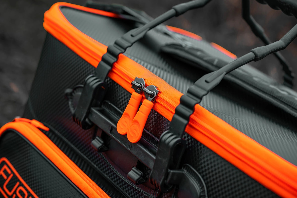 Guru Fusion Bait Pro MKII – handgrepen en dubbele oranje ritstrekkers