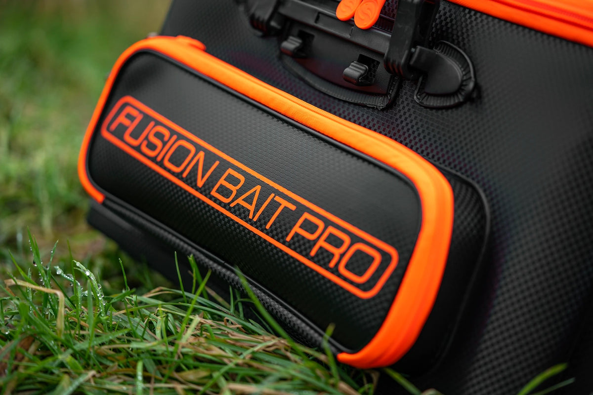 Guru Fusion Bait Pro MKII – voorvak met oranje FUSION BAIT PRO-opdruk