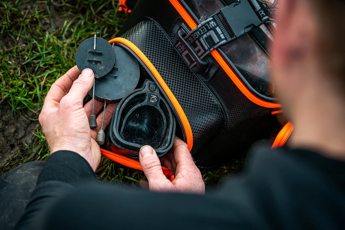 Guru Fusion Bait Pro MKII – geopend zijvak met opgeborgen kleine accessoires
