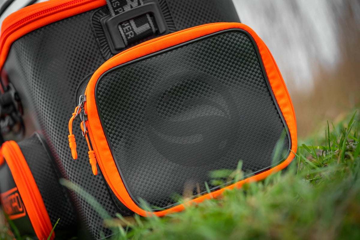 Guru Fusion Bait Pro MKII – detail van het zijvak met oranje ritssluiting