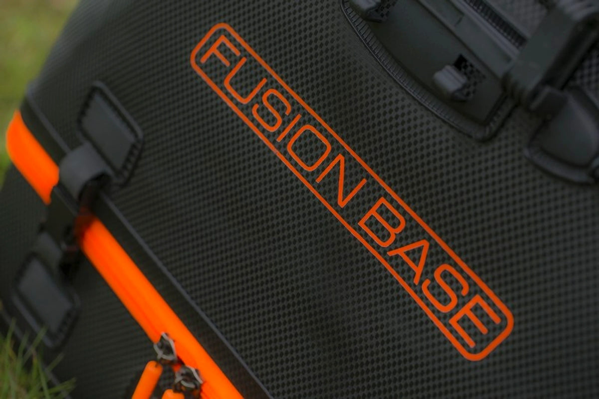 Guru Fusion Base Carryall MKII – detail van de FUSION BASE-opdruk en EVA-materiaal