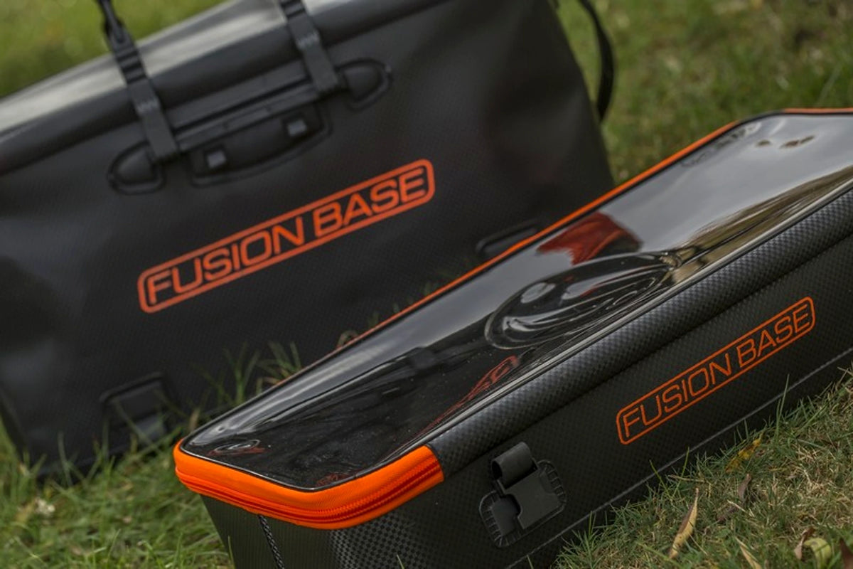 Guru Fusion Base Carryall MKII – draagtas met losgekoppelde onderbak op het gras