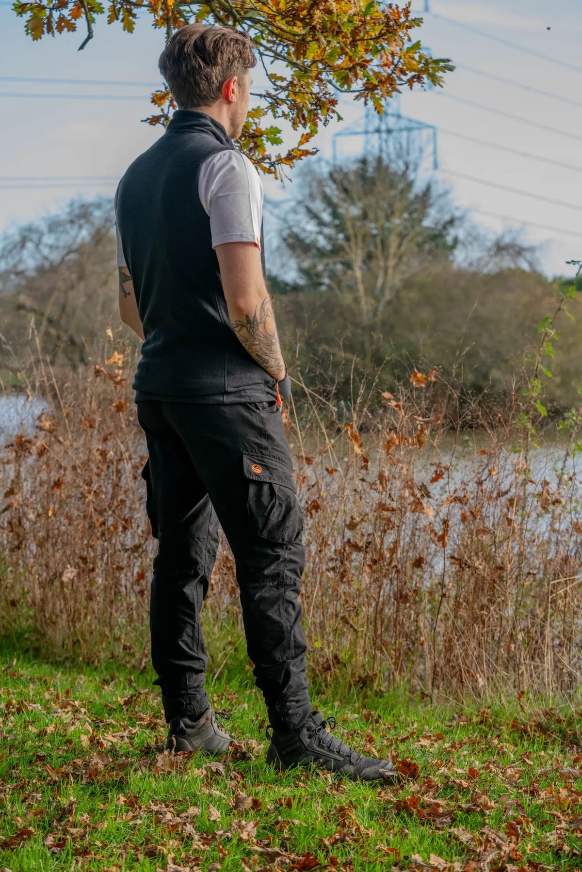 Guru Fleece Gilet Black - gedragen achteraanzicht buiten