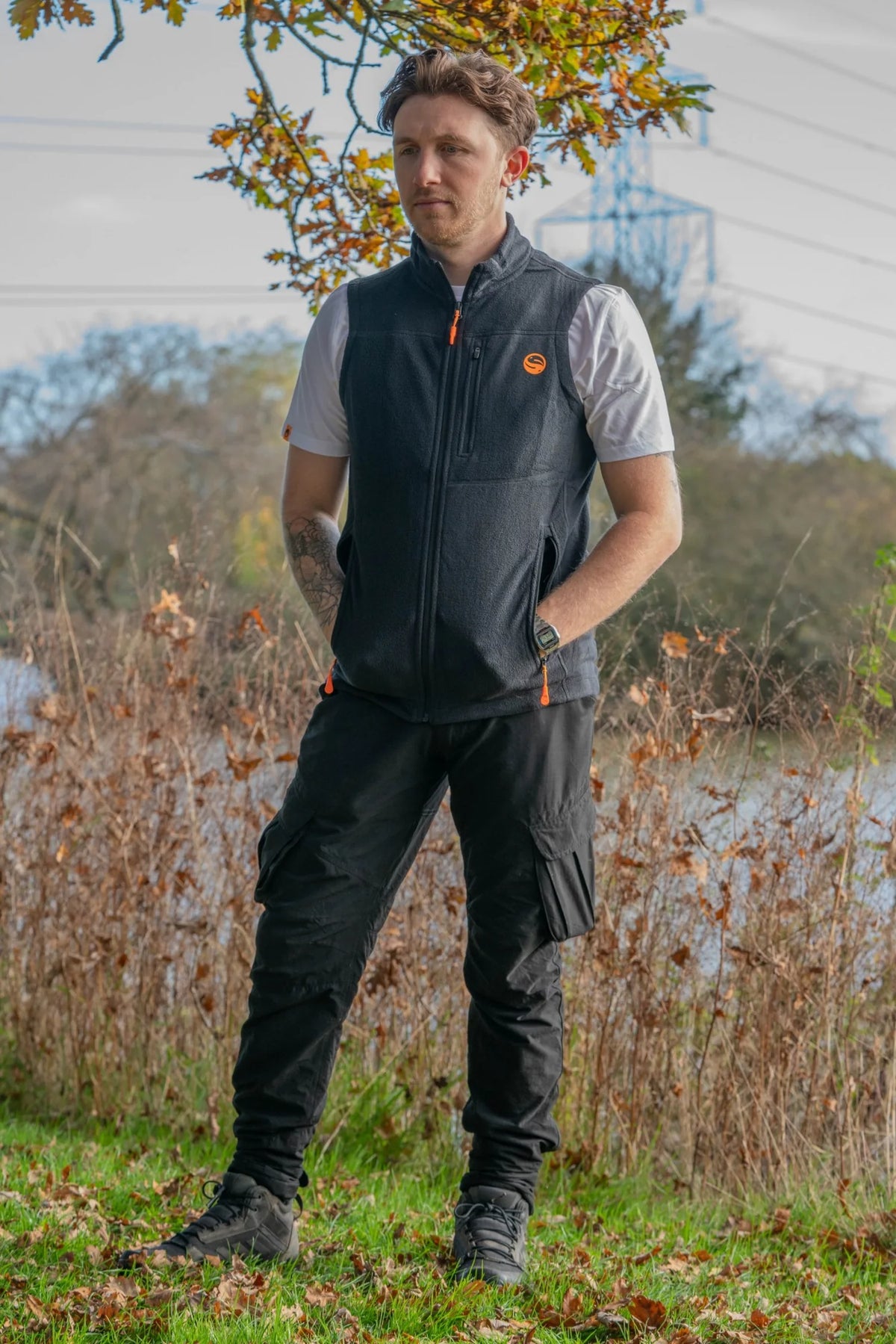 Guru Fleece Gilet Black - gedragen vooraanzicht buiten