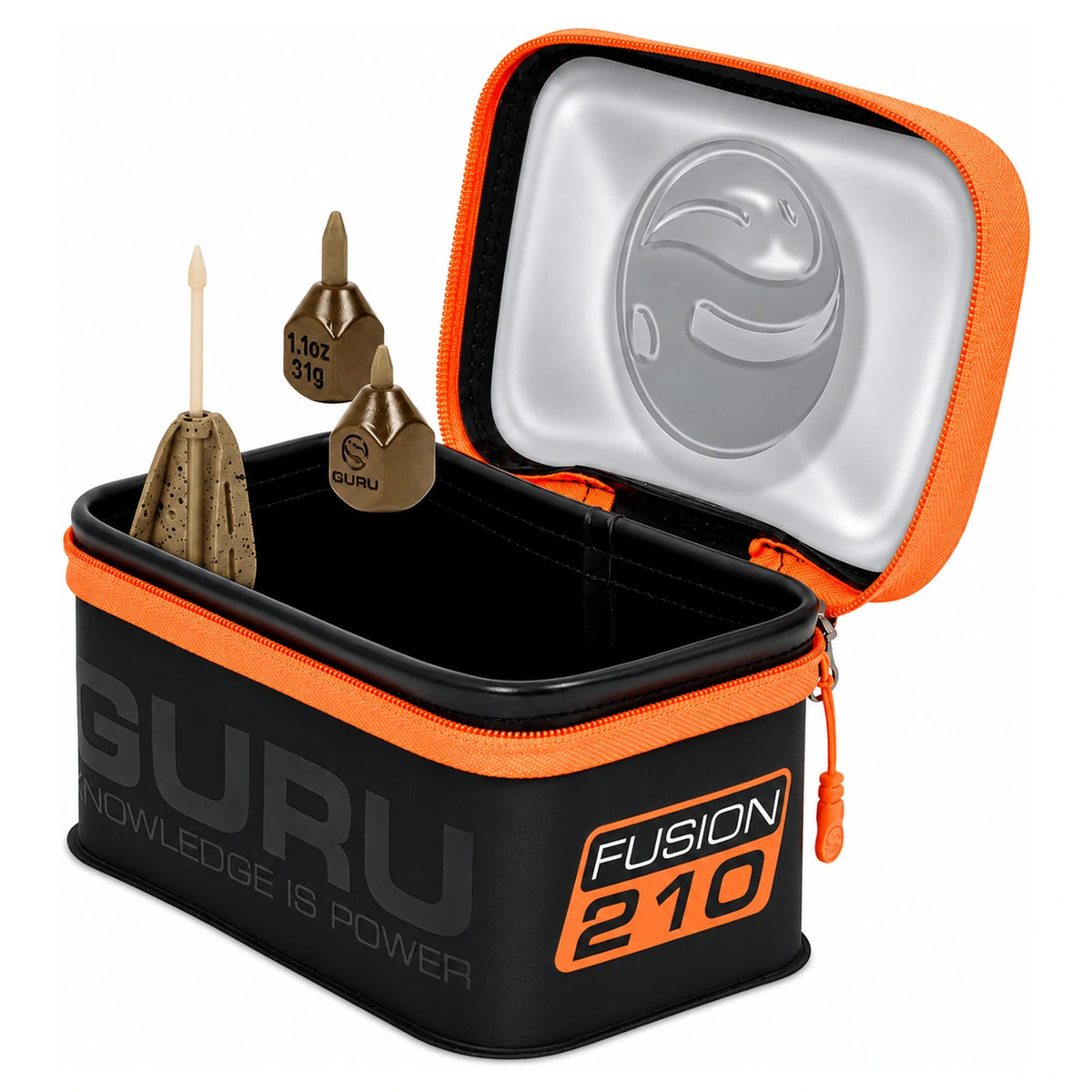 Guru Fusion 210 geopende zwarte accessoiretas met oranje rits en drie afgebeelde accessoires op wit
