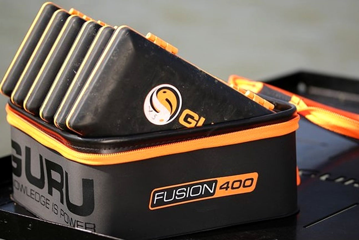 Guru Fusion 400 Small accessoiretas – geopende tas gevuld met onderlijnhouders