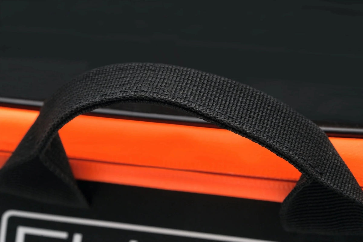 Guru Fusion Boxsafe – detail van geweven handgreep en oranje ritssluiting