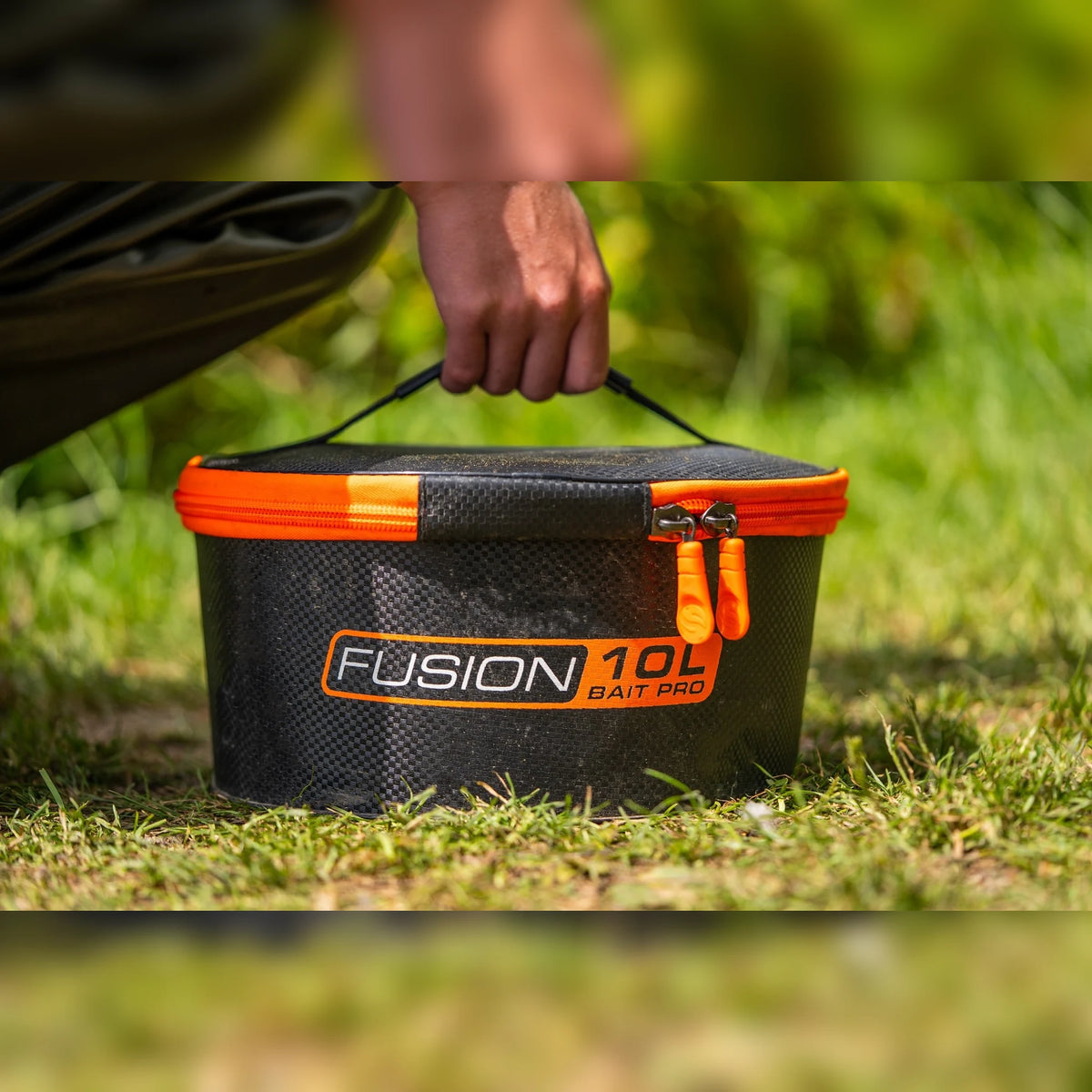 Guru Fusion Bucket10L – dragen van de emmer aan de handgreep op het deksel