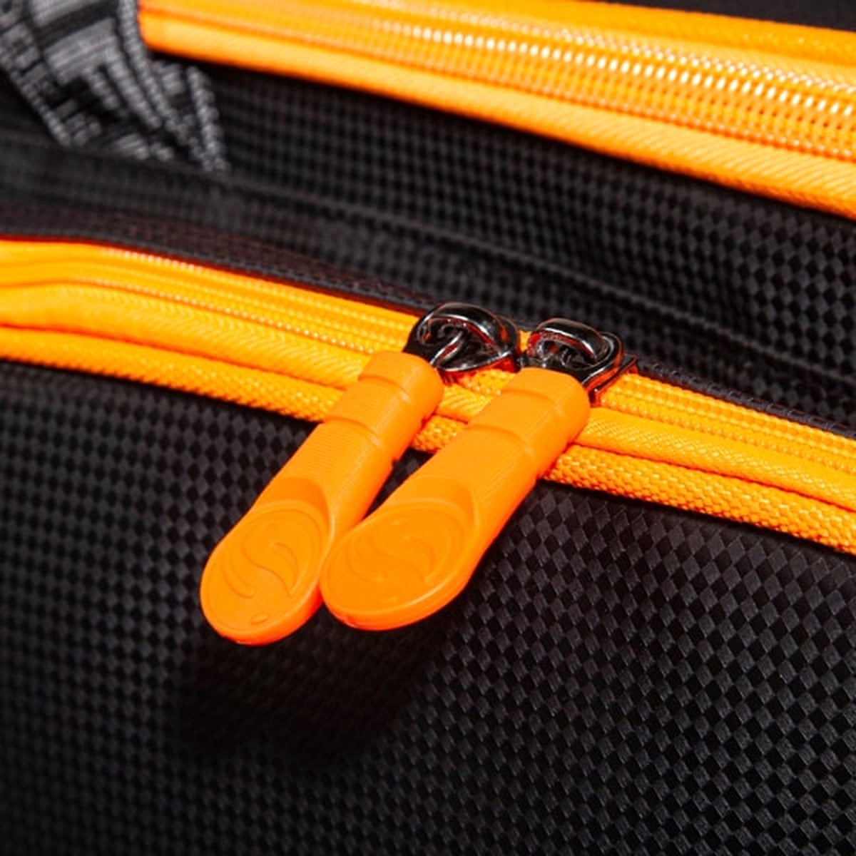 Guru Fusion Carryall – twee oranje ritstrekkers met Guru-logo op de zwarte geweven tasstof