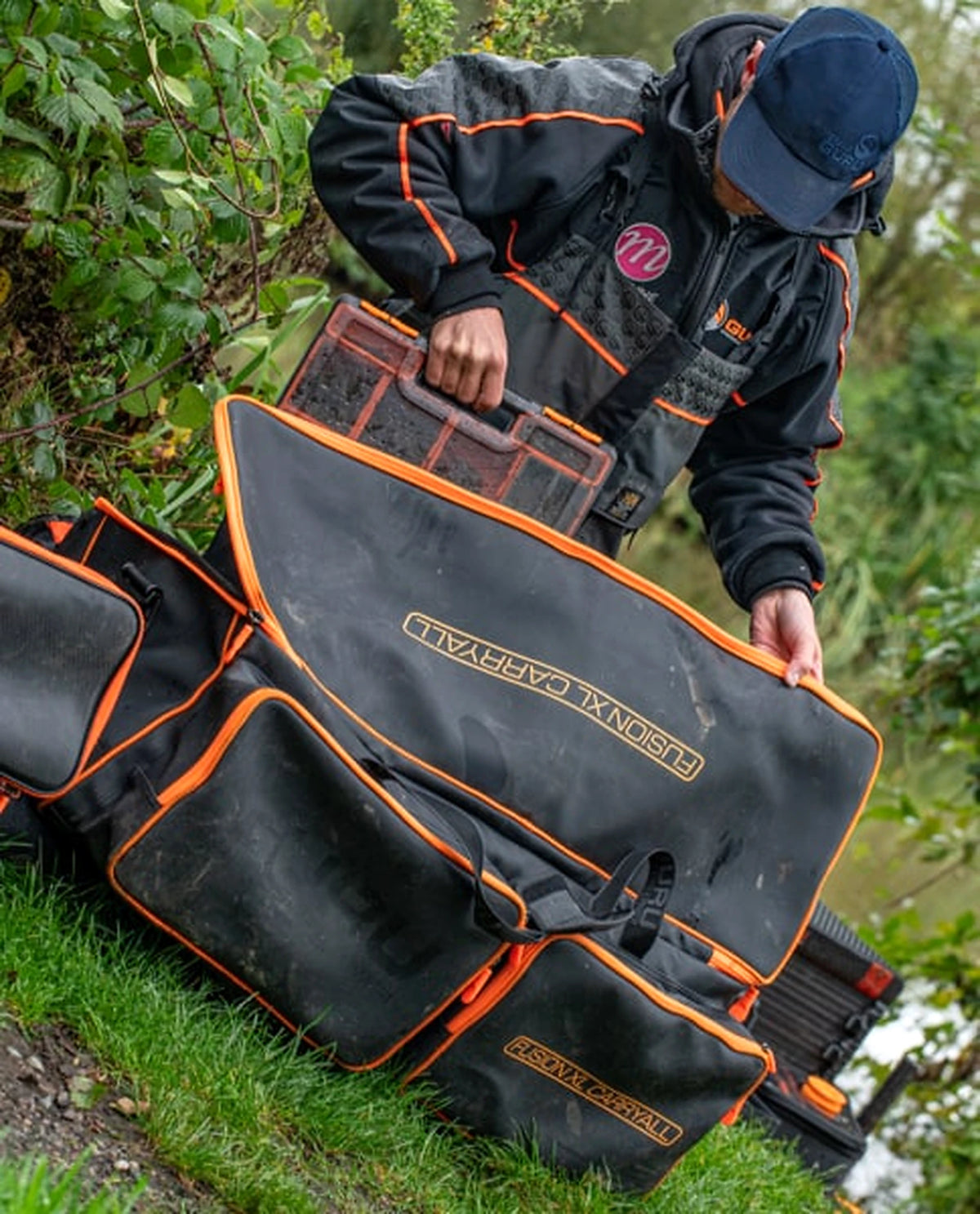Guru Fusion XL Carryall – gebruiksvoorbeeld van de geopende draagtas bij het opbergen van vismateriaal