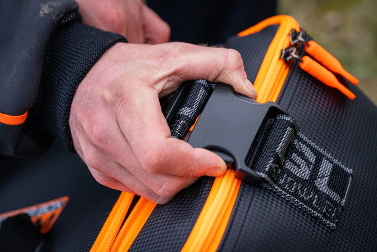 Guru Fusion Feeder Box System Bag – detail van schouderriemgesp en oranje rits