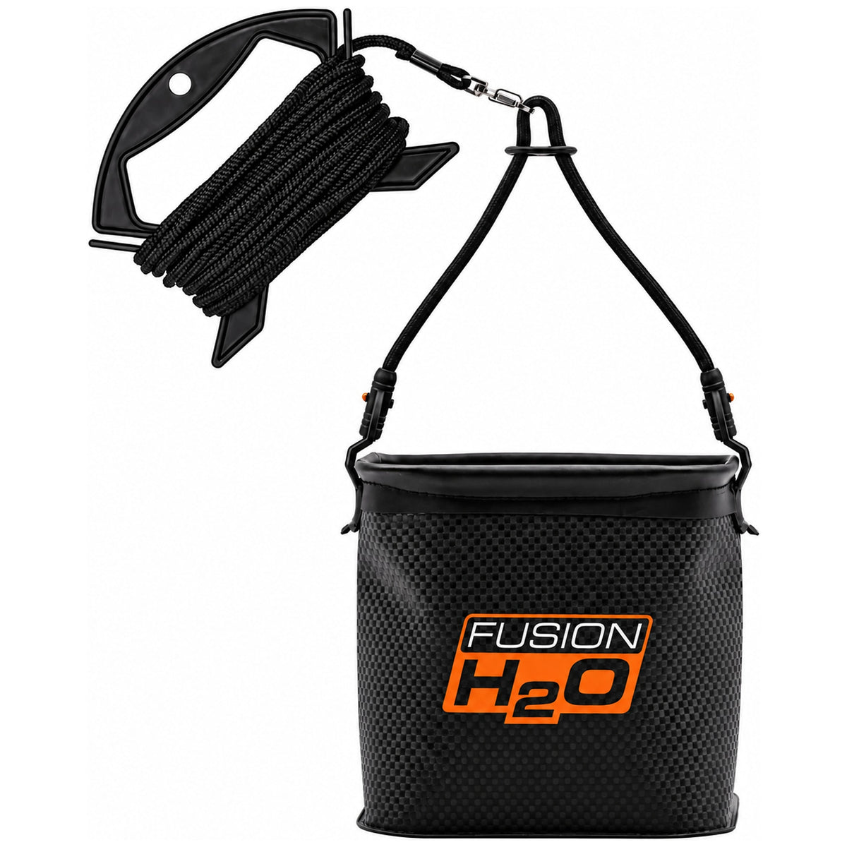 Zwarte Fusion H2O-wateremmer met ruitpatroon, draagkoord, metalen verbinding en opgewikkeld koord op een zwarte houder.
