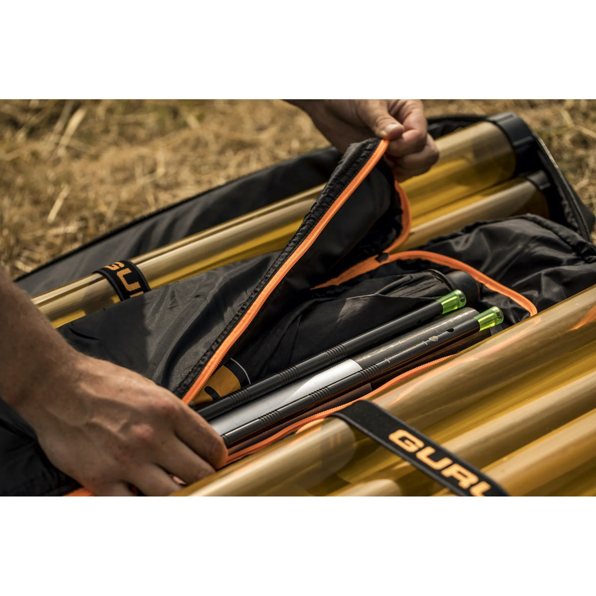 Binnenkant Guru Fusion Pole Holdall met hengeldelen