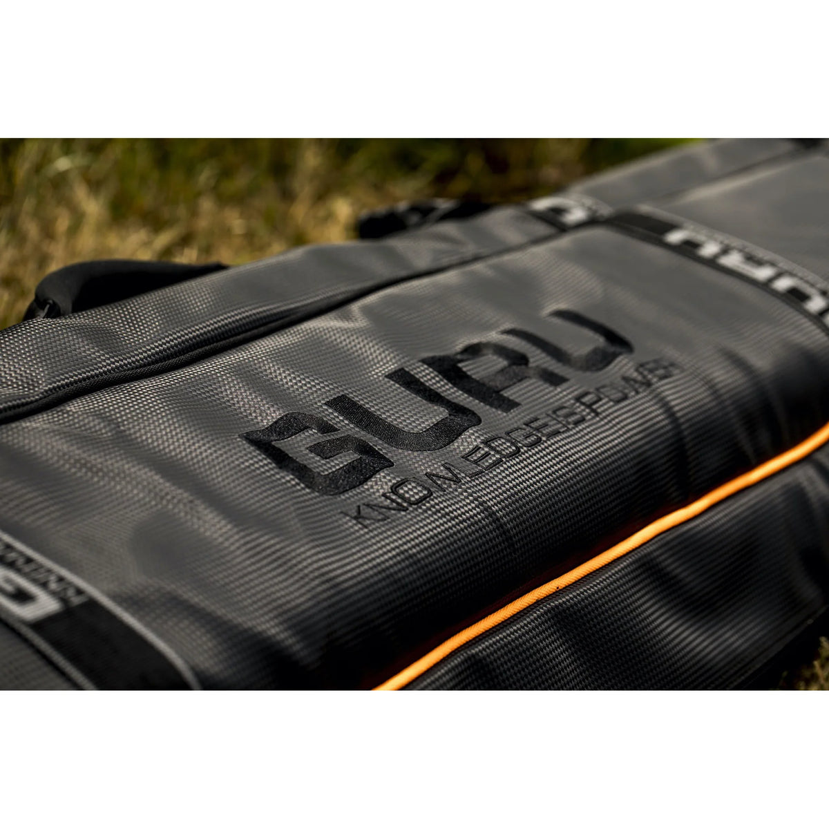 Guru logo en carbonlook materiaal op het foedraal