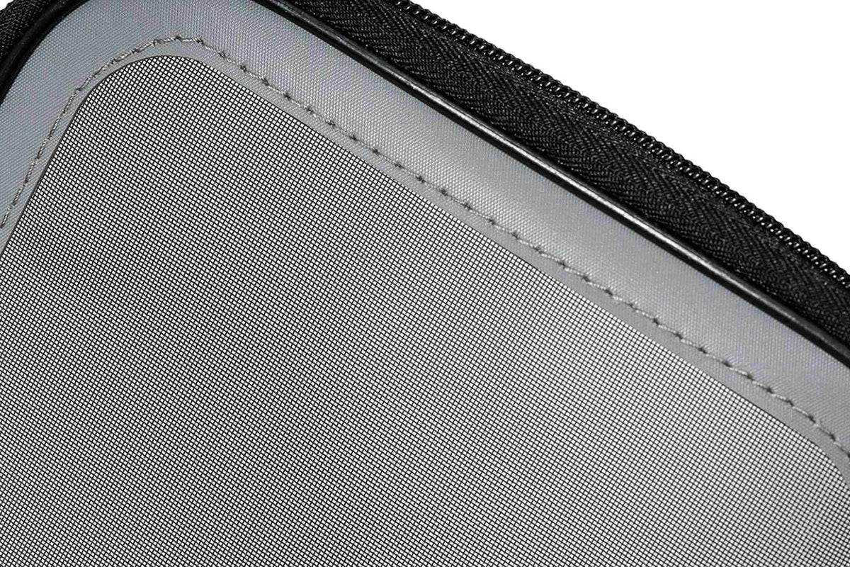 Guru Fusion Ventilator Combo 3 – close-up van fijn ventilatiegaas, gestikte grijze rand en zwarte rits