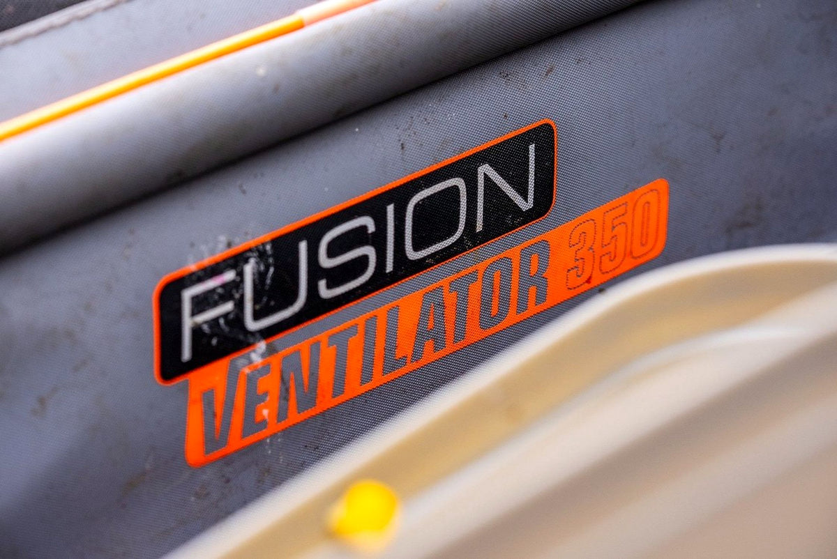 Guru Fusion Ventilator Combo 3 – detail van Fusion Ventilator 350-opdruk op de grijze buitenbak tijdens gebruik