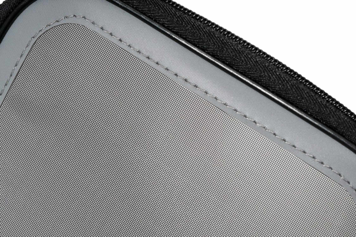 Guru Fusion Ventilator Combo 5 met close-up van het ademende gaasdeksel, stiksel en rits