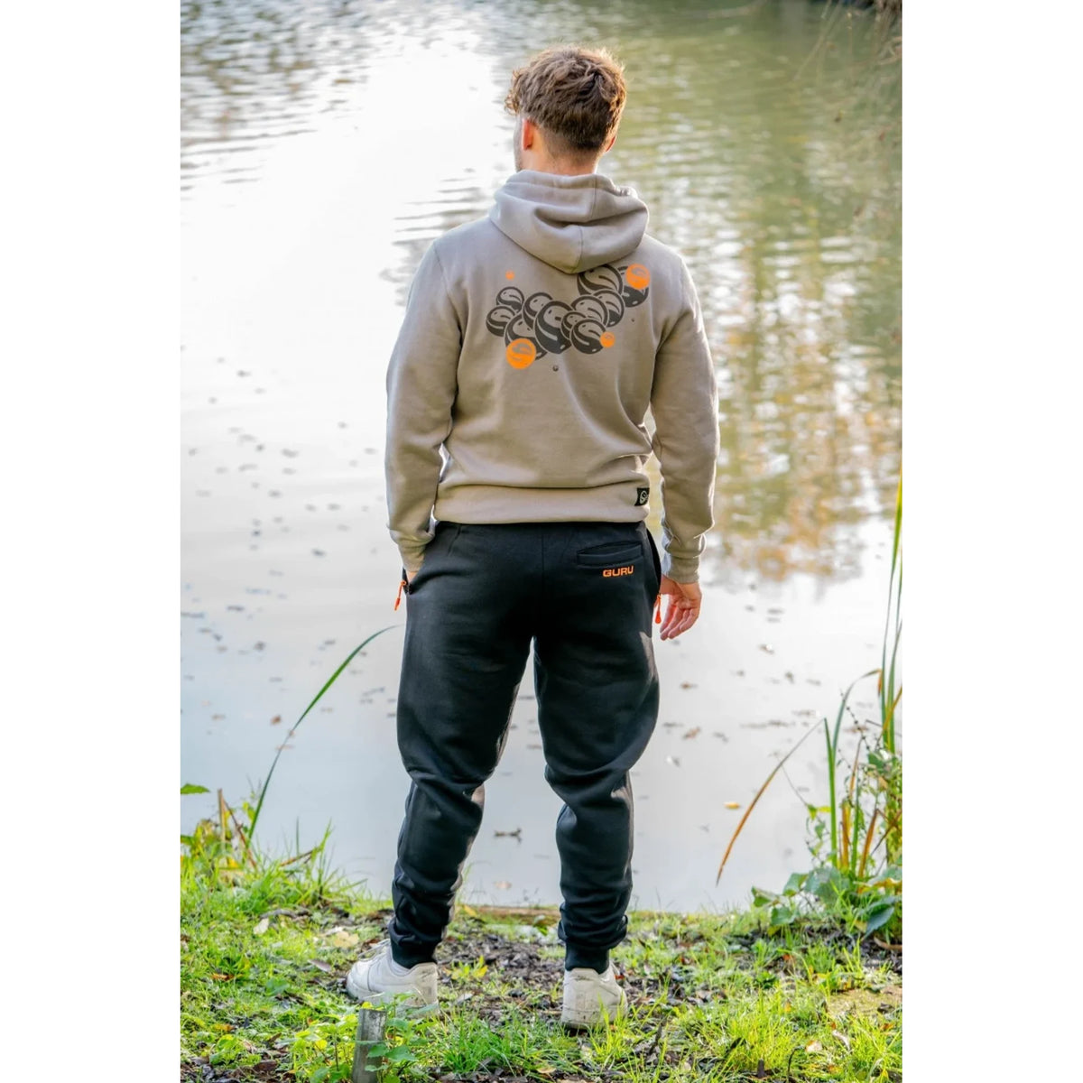 Guru Grey Circles Hoodie – gedragen achterkant aan het water