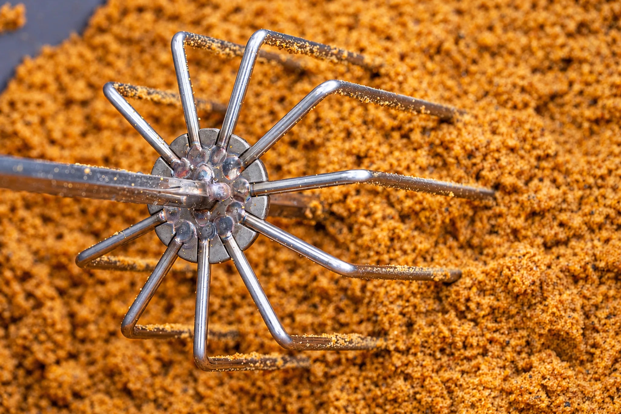 RVS mengkop van de Guru Ground Bait Whisk met gelijkmatig gemengd grondvoer