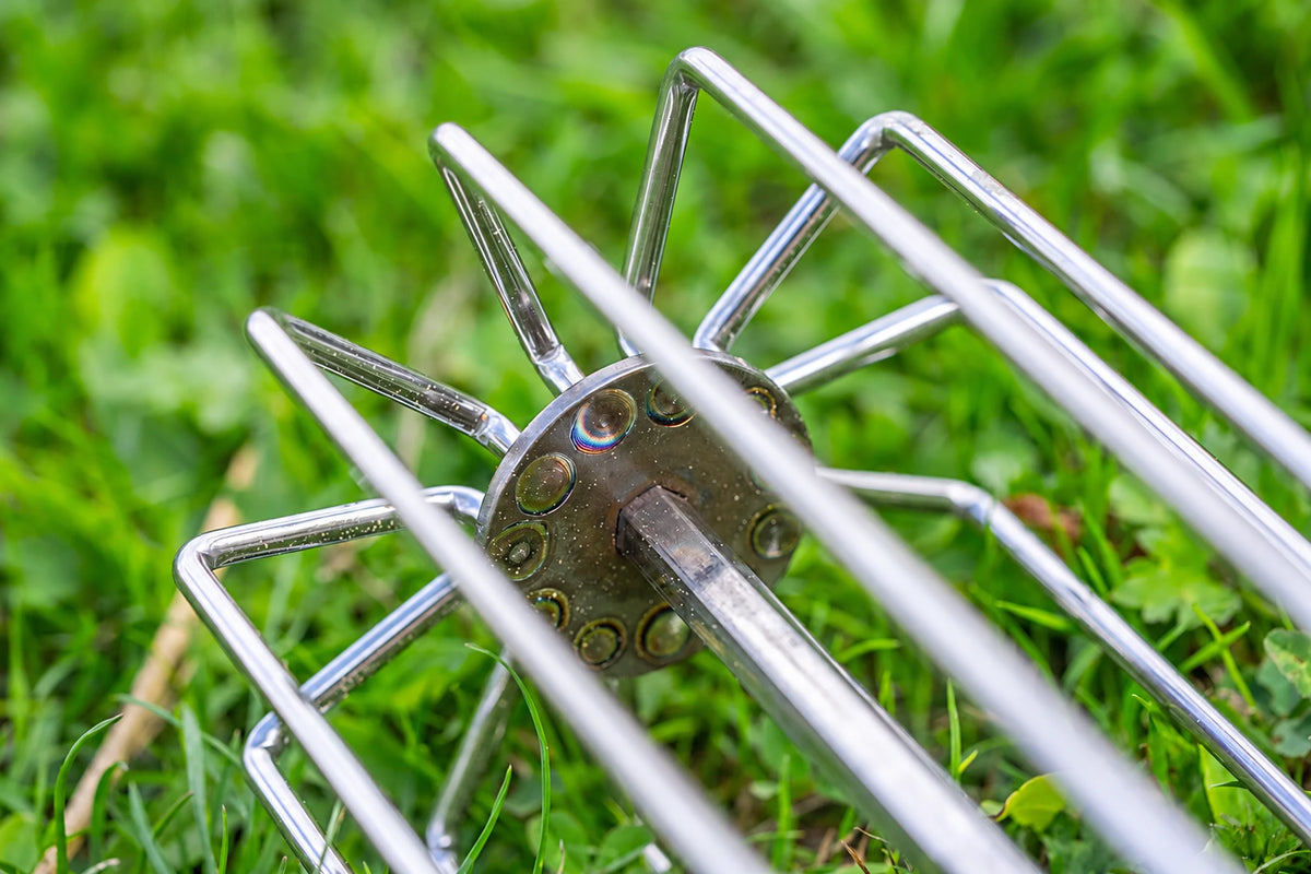 Close-up van de RVS lasverbindingen en centrale as van de Guru Ground Bait Whisk