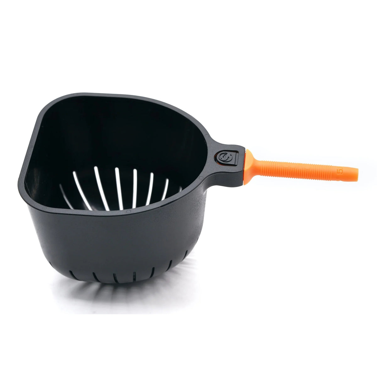 Guru Rapid Release Pole Cups GRRC – zwarte voerbeker met oranje snelkoppeling, schuin zijaanzicht