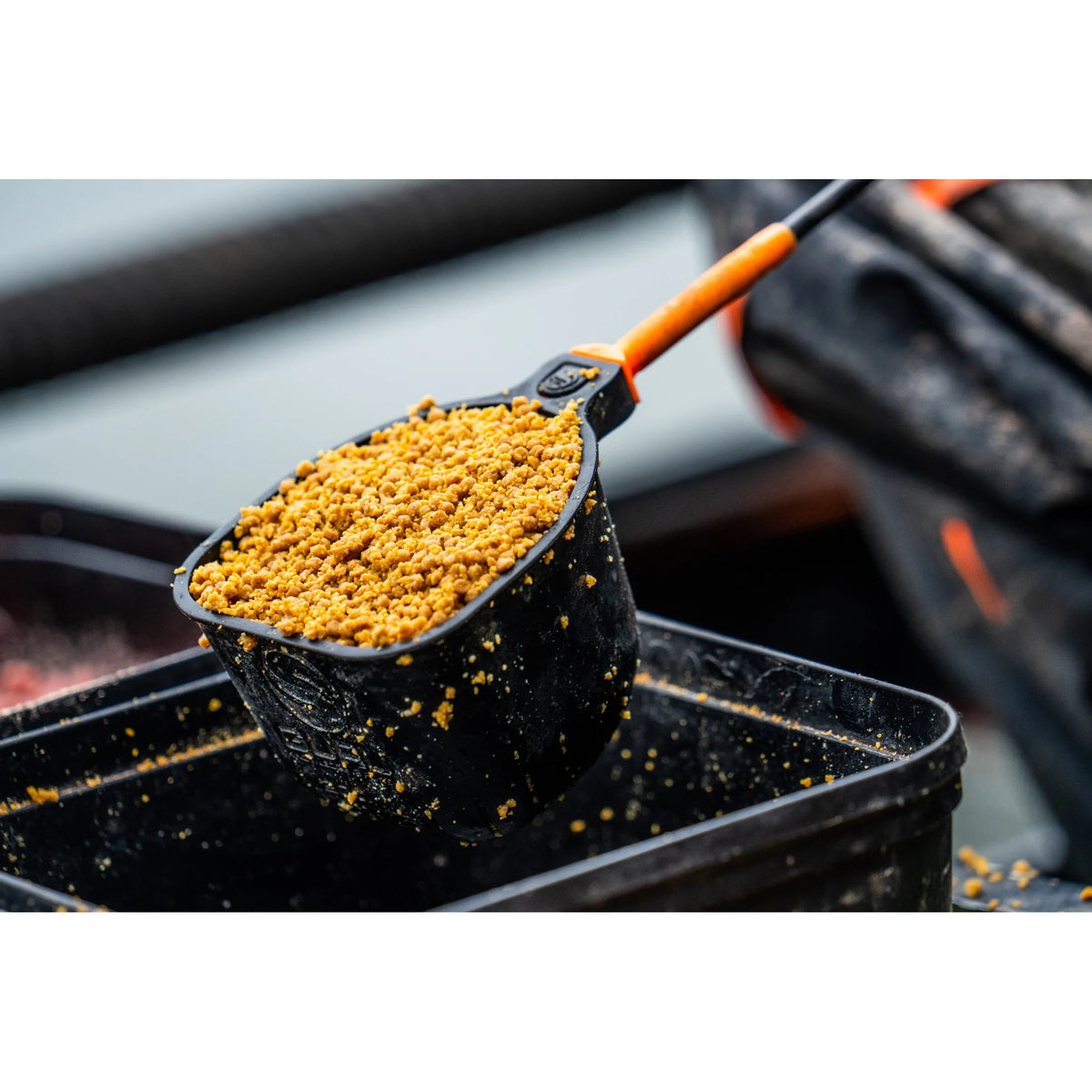 Guru Rapid Release Pole Cups GRRC – voerbeker gevuld met pellets tijdens het vissen