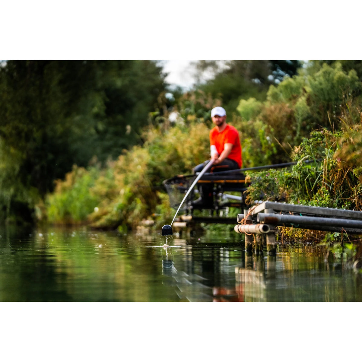 Guru Rapid Release Pole Cups GRRC – visser gebruikt de voerpot met hengel aan het water
