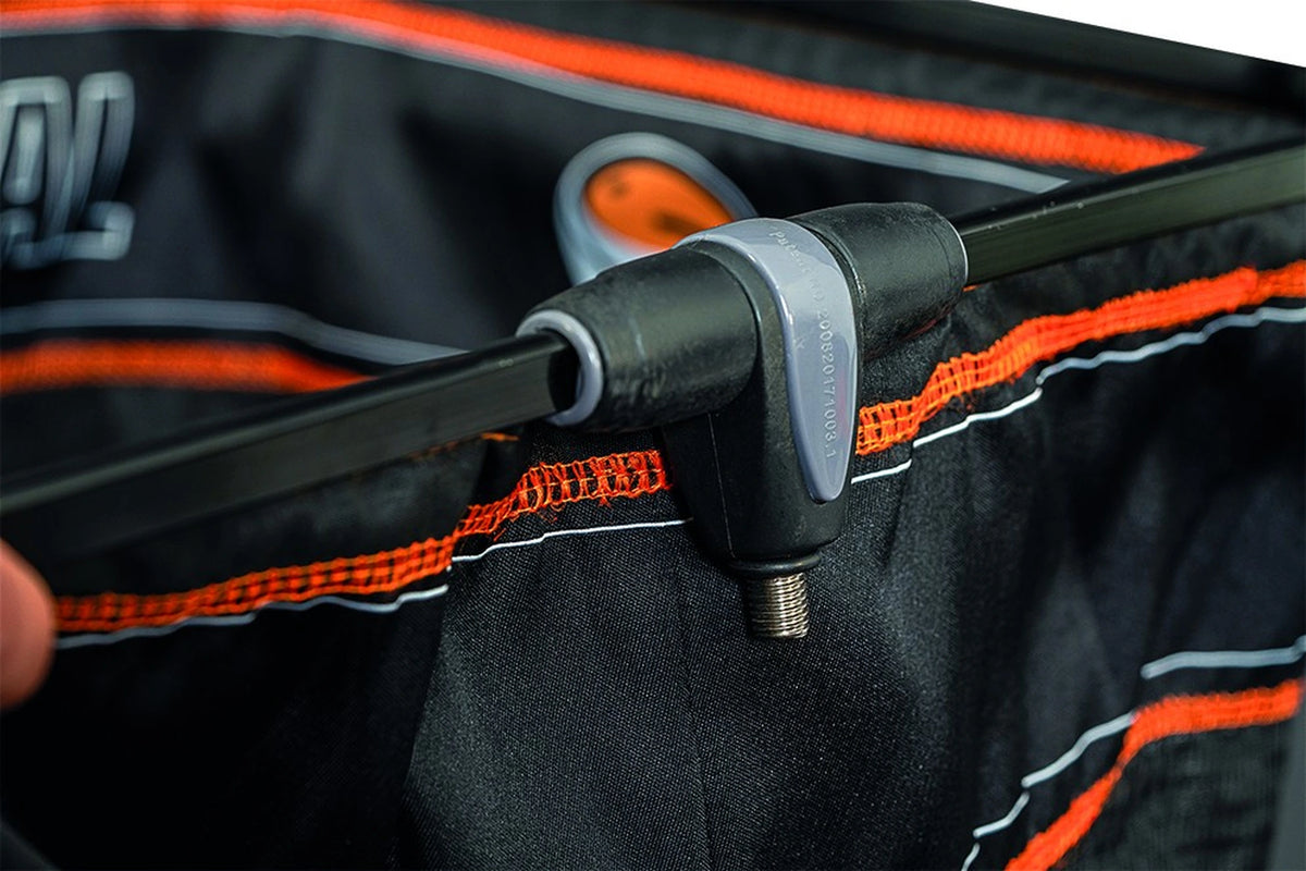 Guru Competition 3.5m leefnet – detail van schroefbevestiging en oranje netrand