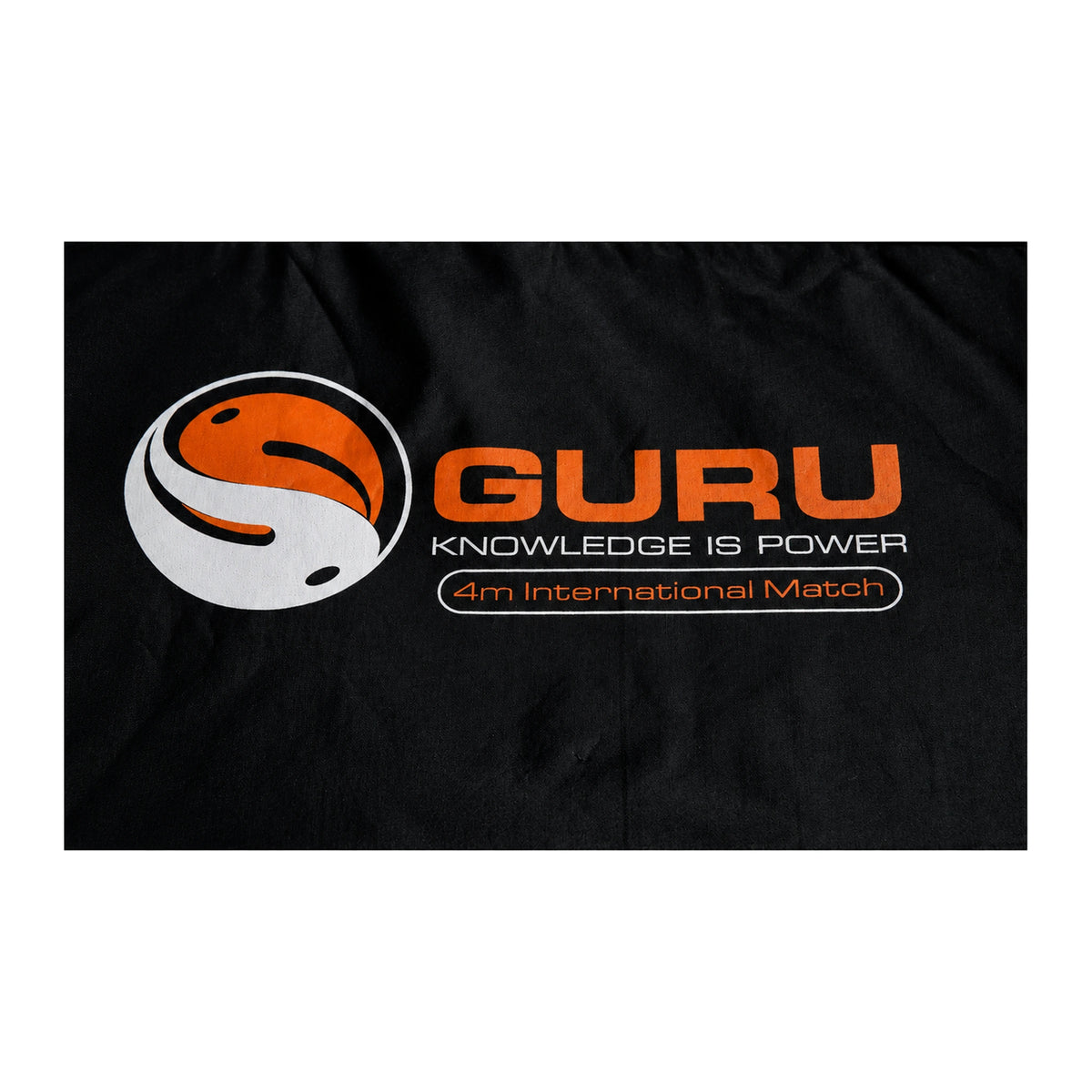 Guru International Match 4m leefnet – close-up van echte Guru- en 4m International Match-opdruk op zwart doek