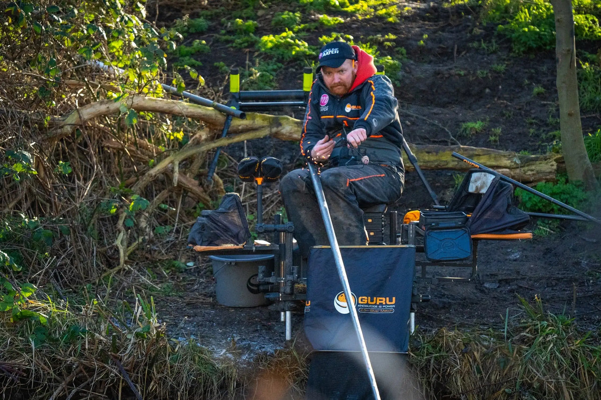 Guru Match-leefnetten – gedeeld gebruiksbeeld van leefnet naast een visser op zijn zitkist