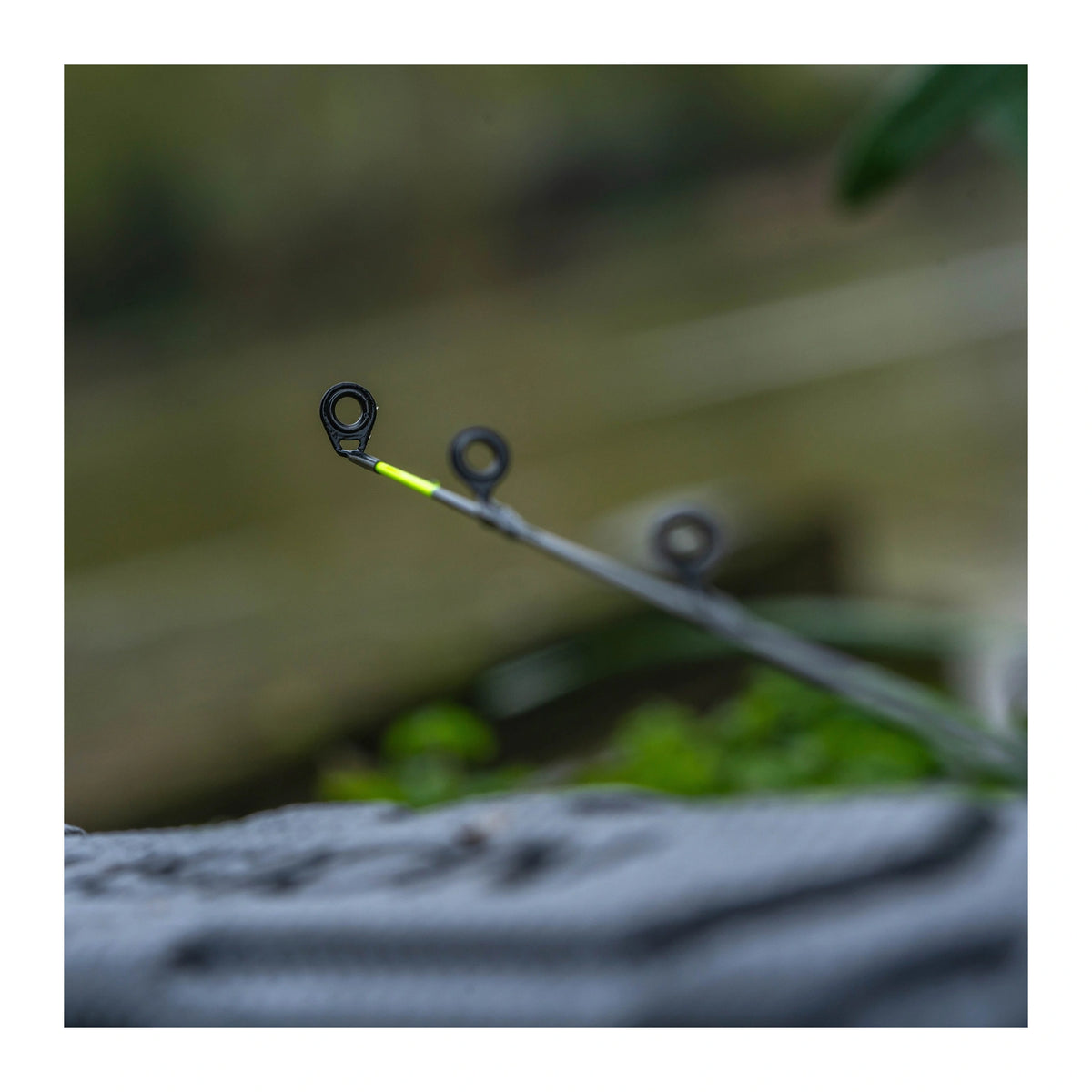 Guru N-Gauge Power Feeder Carbon Quiver Tip – detail van gele beetindicatie en geleideogen