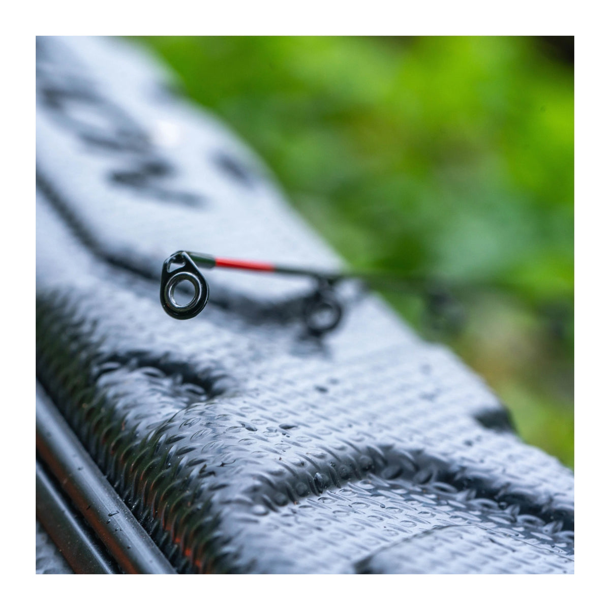 Guru N-Gauge Power Feeder Carbon Quiver Tip – detail van rode beetindicatie en topoog