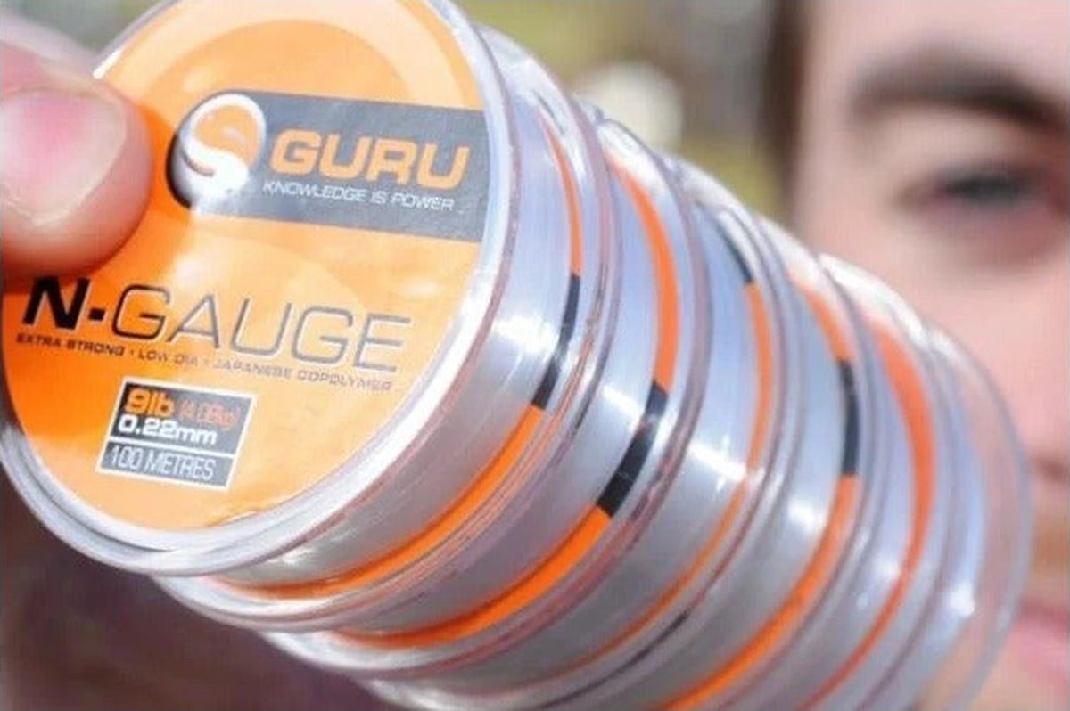 Guru N-Gauge nylon vislijn spoelen in de hand