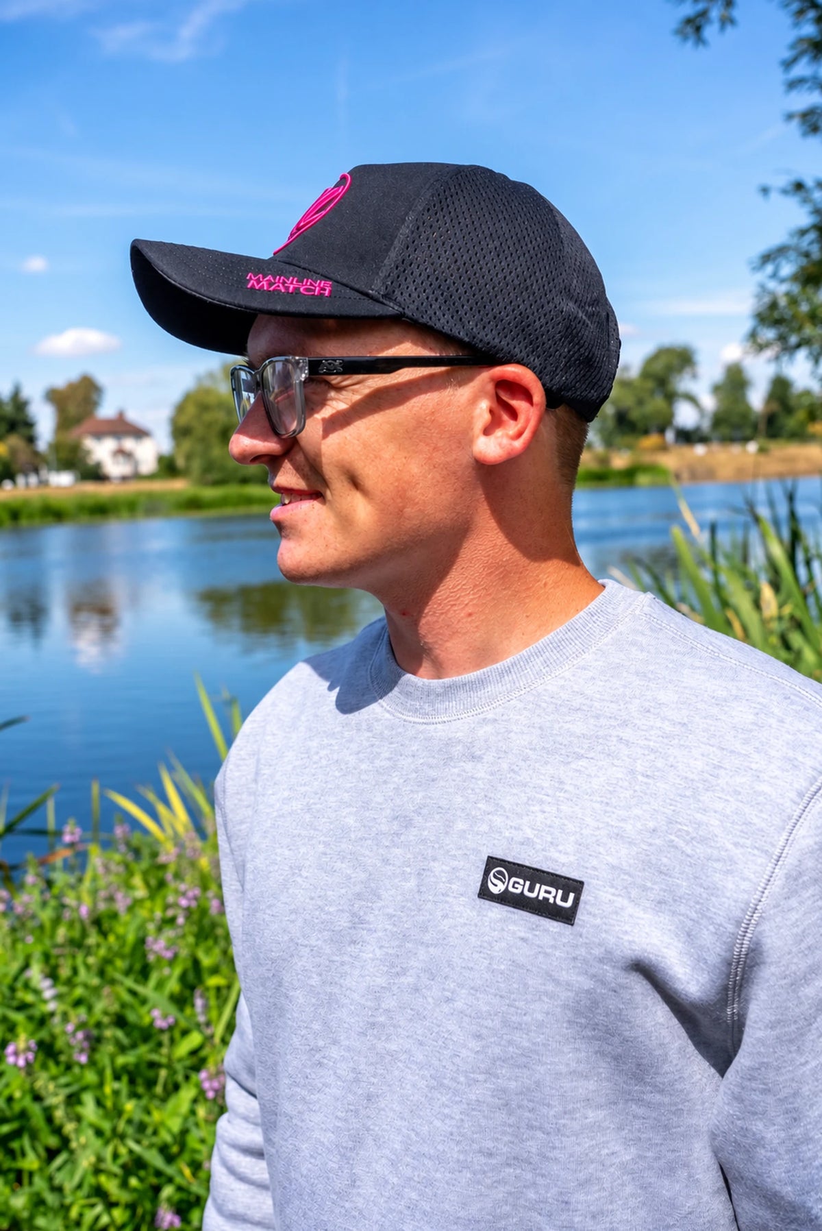 Guru Patch Crewneck Grey aan de waterkant met de ronde hals en borstpatch in beeld
