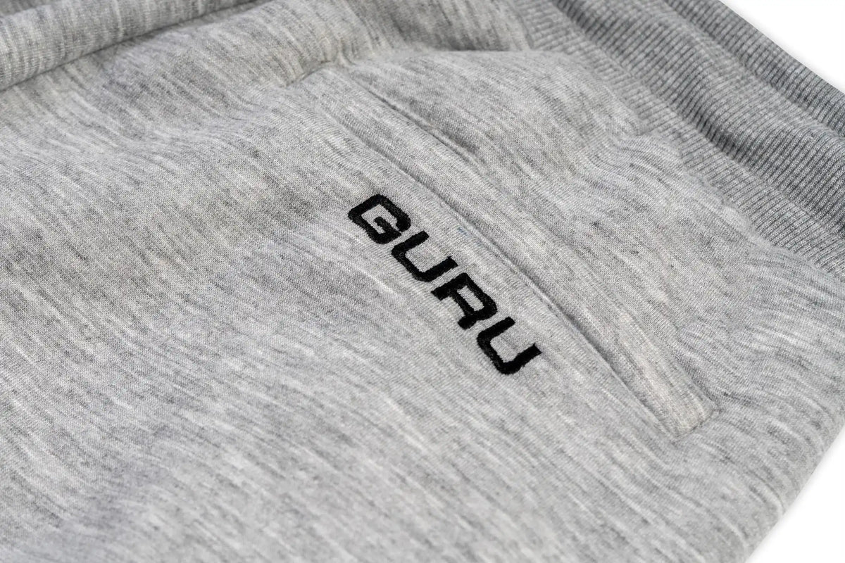 Guru Polar Joggers Grey – detail van achterzak met geborduurd Guru-logo