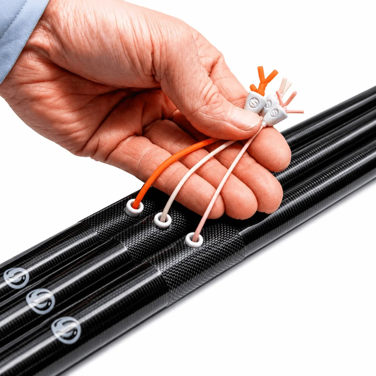 Guru Power XS Elasticated Pole Top Kits – hand met drie carbon topsets en oranje, wit en roze elastiek
