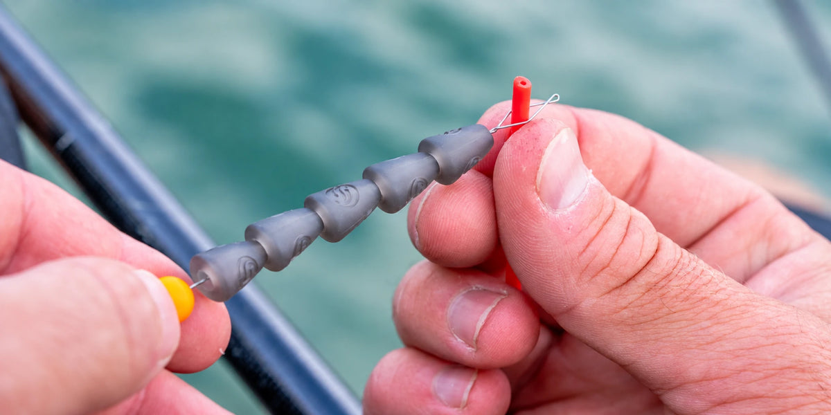 Guru Puller Beads – rood elastiek door het oog van de meegeleverde rijgnaald