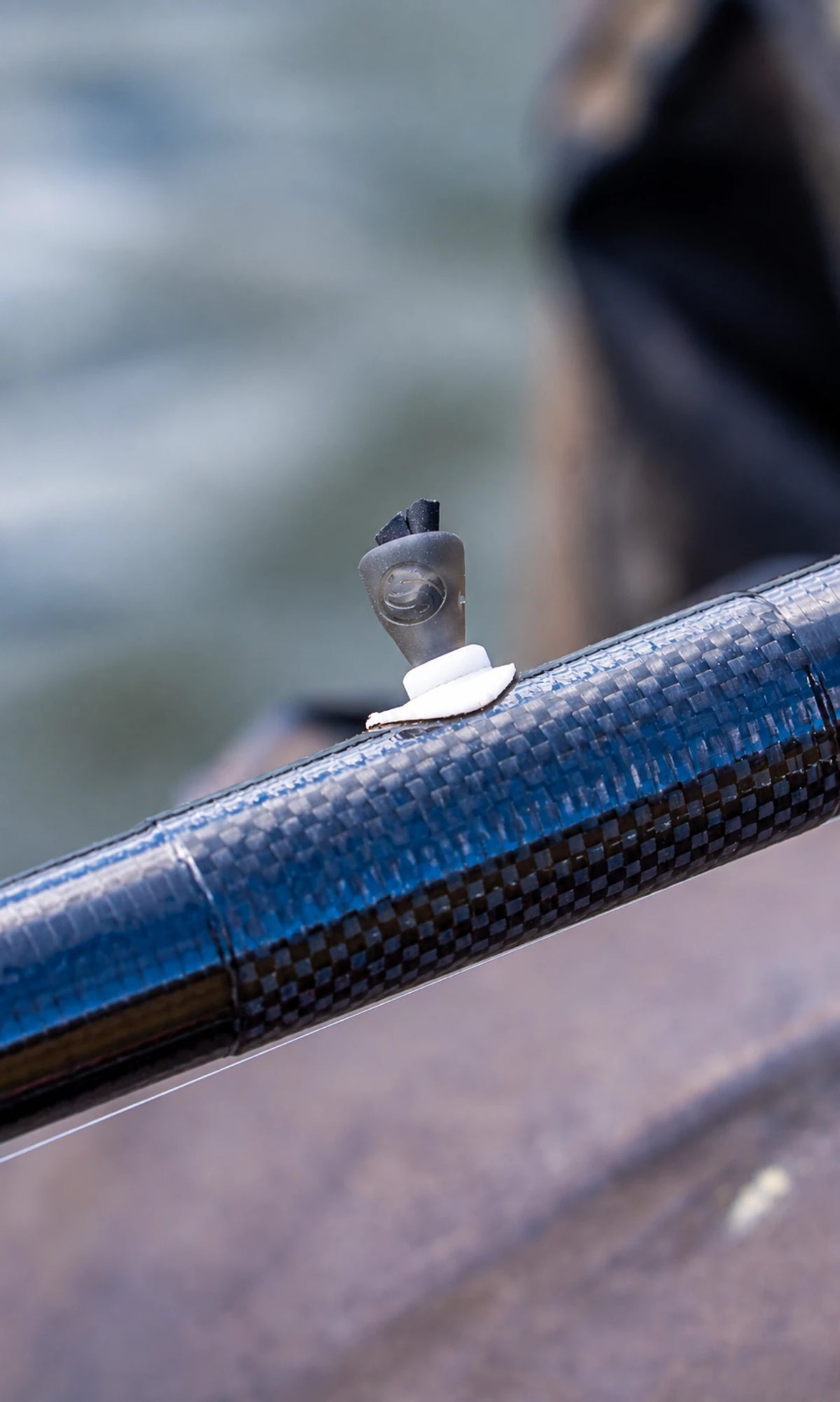 Guru Puller Beads – detail van trekkraal met zwart elastiek