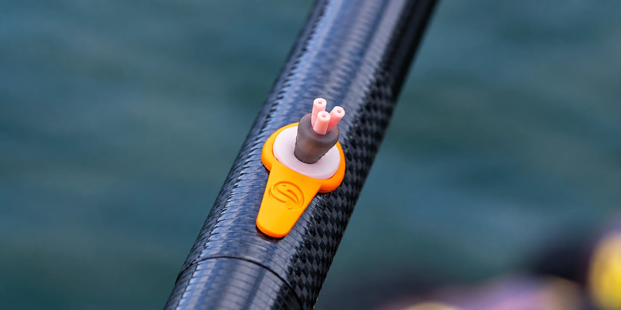 Guru Puller Beads – trekkraal met roze elastiek aan de witte side-pullerbus