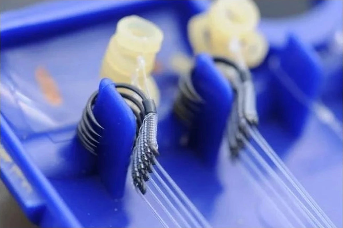 Guru QM1 Barbless hair rigs opgeborgen in een tacklebox