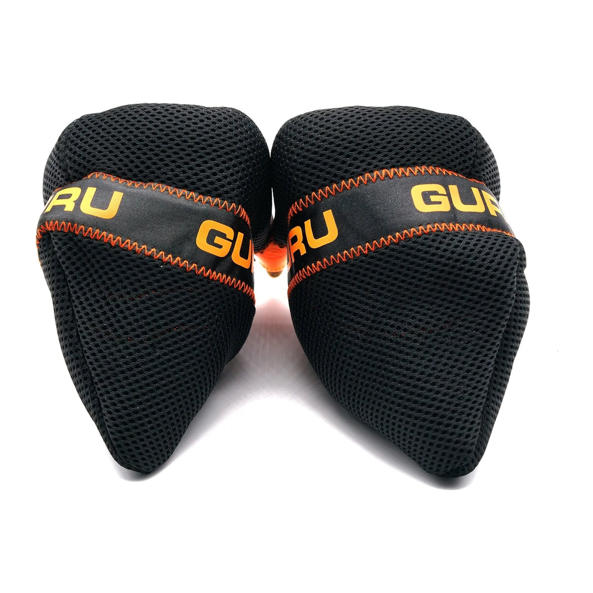 Guru Reaper Pole Sock – achteraanzicht van de twee zwarte netten met oranje Guru-opdruk